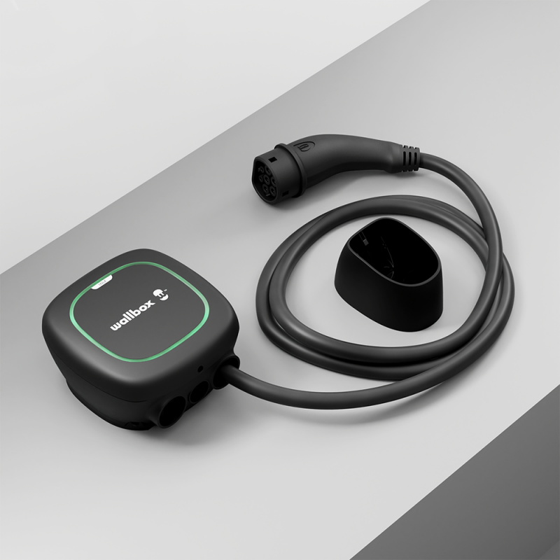 Wallbox Pulsar Max schwarz mit deutlich sichtbarem Kabel und Typ-2-Stecker.