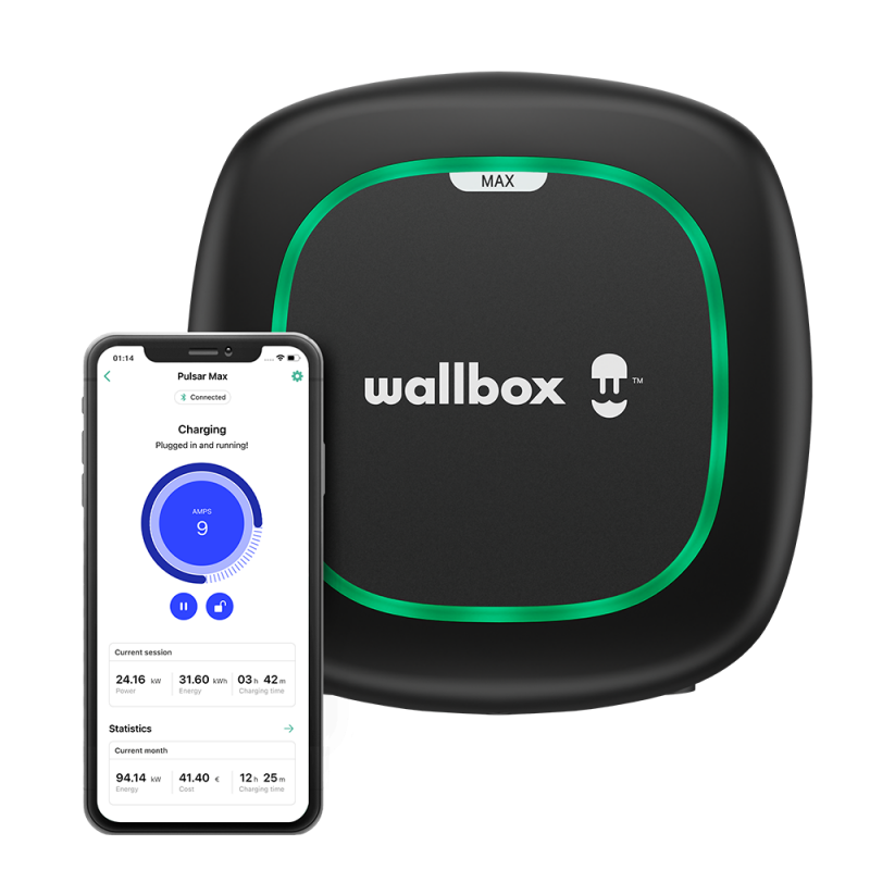 Wallbox Pulsar Max neben einem Smartphone mit der Ladekontroll-App.