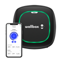 Schwarze Wallbox Pulsar Max Ladestation für Elektroautos neben einem Mobiltelefon mit einem Beispiel der Steuerungs-App; Telefon nicht enthalten.