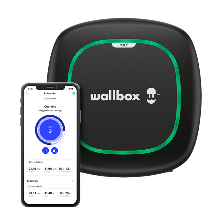 Caricatore per auto elettriche Wallbox Pulsar Max nero accanto a un telefono con un esempio dell’app di controllo; telefono non incluso.