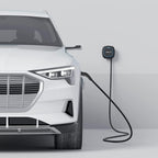 Installierte Wallbox Pulsar Max Ladestation, an ein Elektroauto angeschlossen; Katalogbild in einer Anwendungssituation.