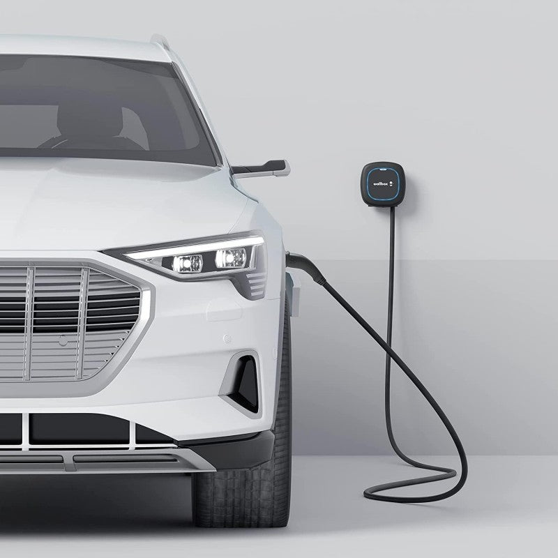 Installierte Wallbox Pulsar Max Ladestation, an ein Elektroauto angeschlossen; Katalogbild in einer Anwendungssituation.