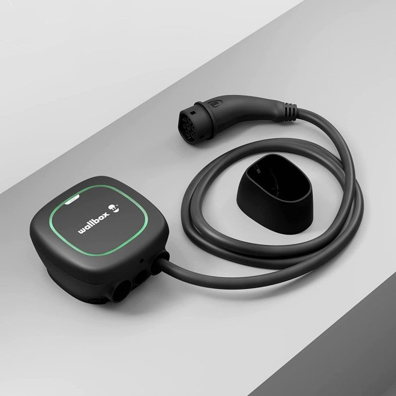 Schwarze Wallbox Pulsar Max Ladestation für Elektroautos mit Typ-2-Kabel; zur Veranschaulichung gezeigter Ständer nicht im Preis enthalten.