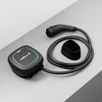 Schwarze Wallbox Pulsar Max Ladestation für Elektroautos mit Typ-2-Kabel; zur Veranschaulichung gezeigter Ständer nicht im Preis enthalten.