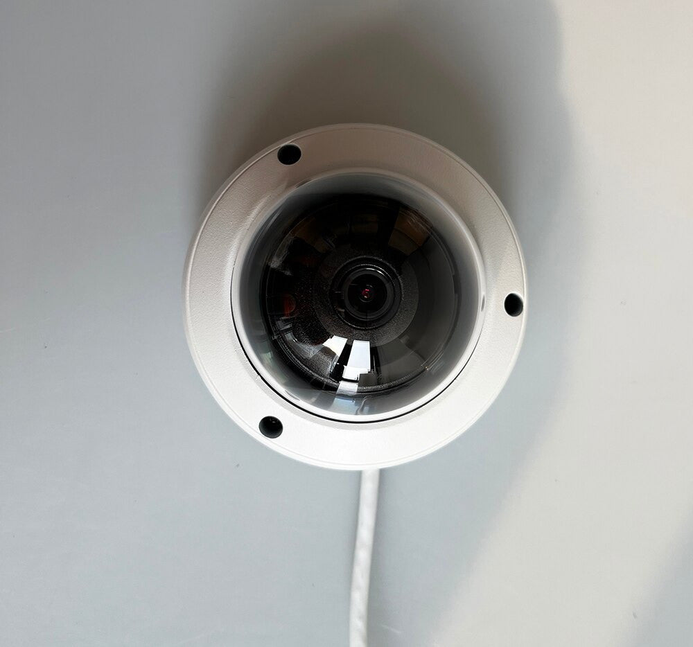 Hikvision AcuSense-sikkerhetskamera på 4 MP med deteksjon av personer og kjøretøy